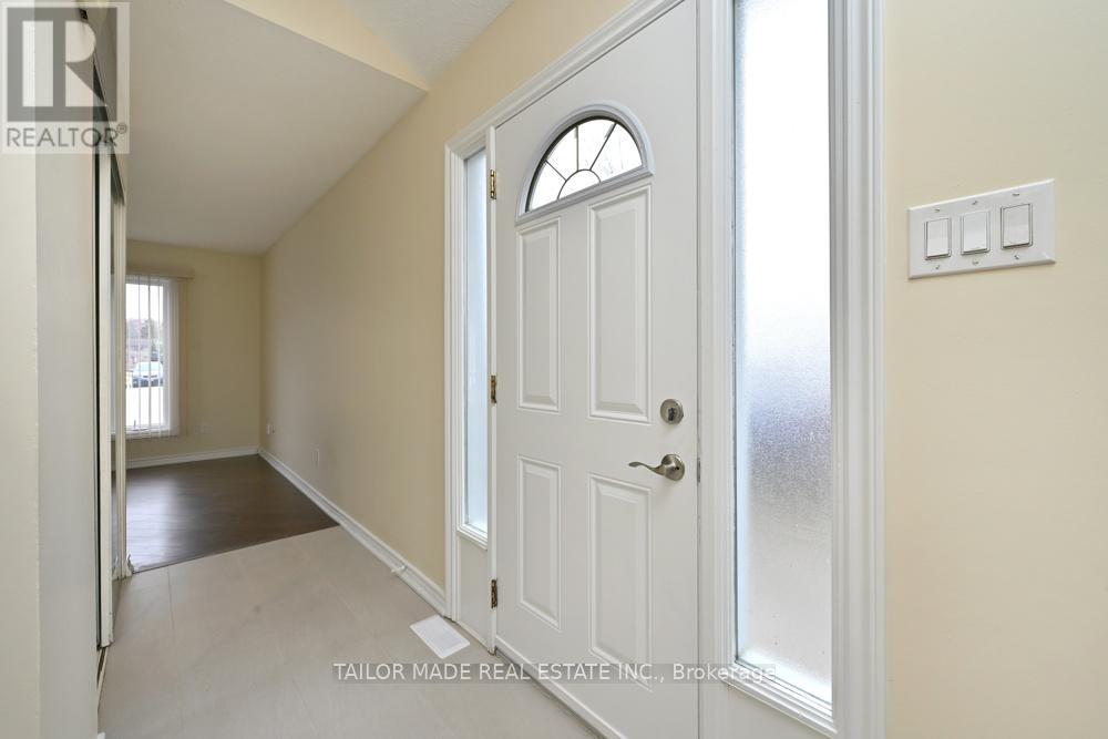 17 Hyde Park Court, Brampton, Ontario  L6S 1Y6 - Photo 3 - W12965630