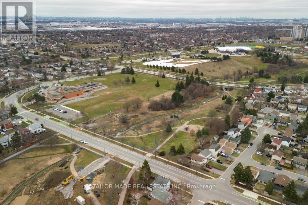 17 Hyde Park Court, Brampton, Ontario  L6S 1Y6 - Photo 32 - W12965630