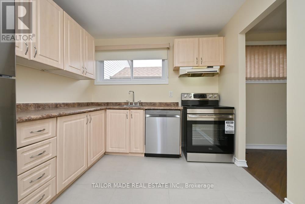 17 Hyde Park Court, Brampton, Ontario  L6S 1Y6 - Photo 4 - W12965630