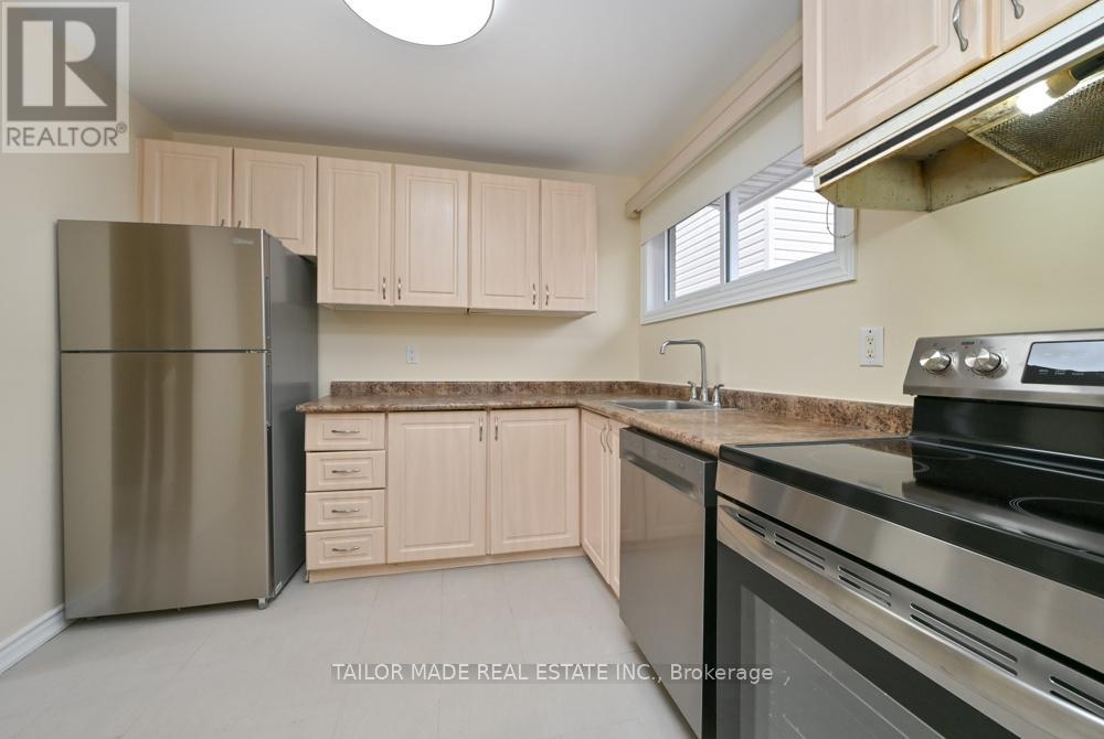 17 Hyde Park Court, Brampton, Ontario  L6S 1Y6 - Photo 5 - W12965630