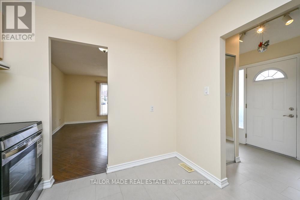 17 Hyde Park Court, Brampton, Ontario  L6S 1Y6 - Photo 6 - W12965630