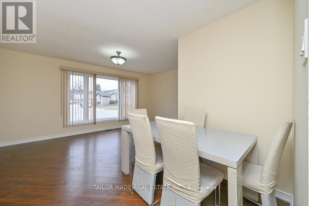 17 Hyde Park Court, Brampton, Ontario  L6S 1Y6 - Photo 7 - W12965630