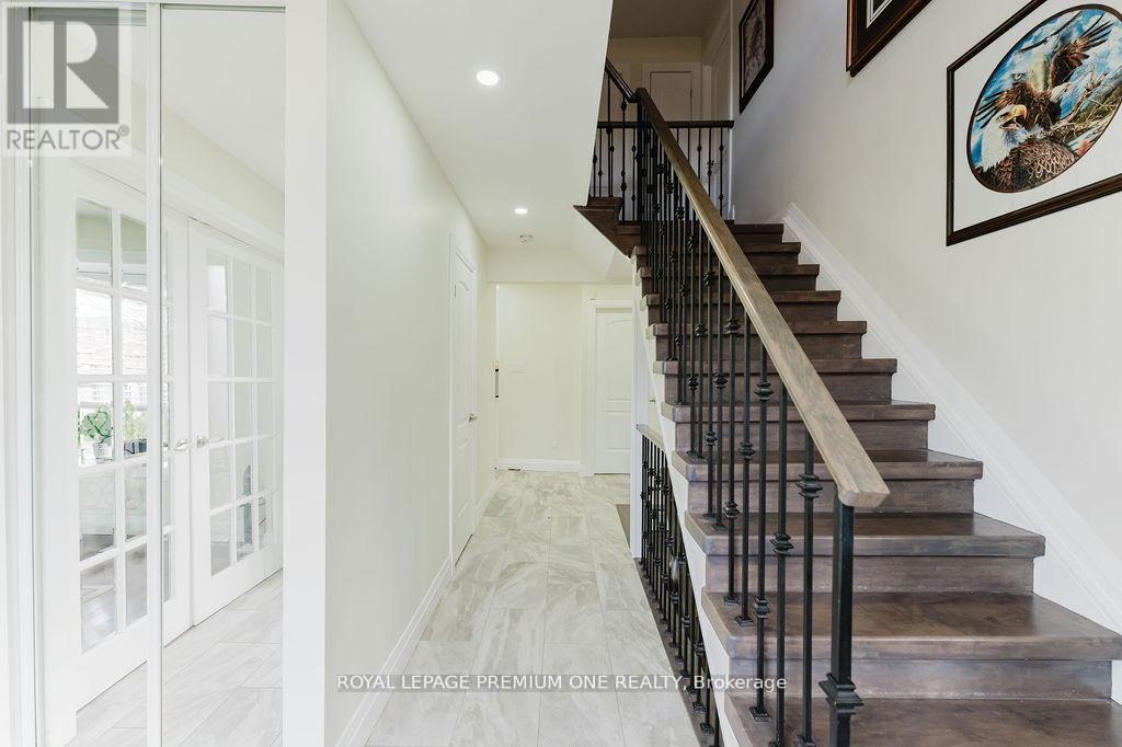 25 Sir Lancelot Court, Caledon, Ontario  L7E 1N3 - Photo 3 - W12965632