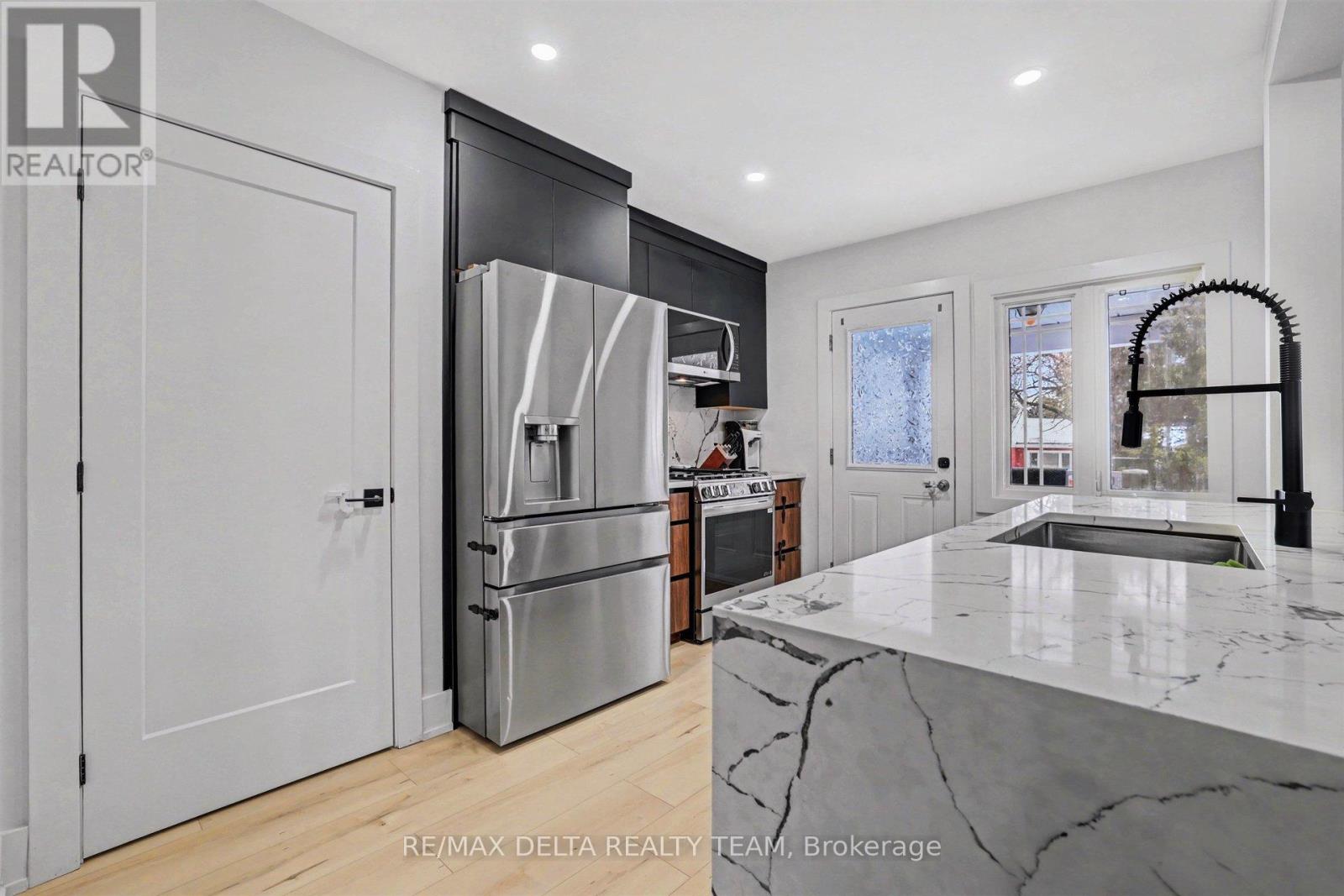 1465 Mcrobie Avenue, Ottawa, Ontario  K1H 7E2 - Photo 3 - X12812334