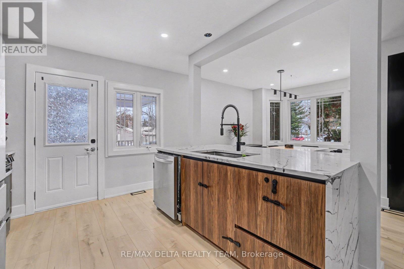 1465 Mcrobie Avenue, Ottawa, Ontario  K1H 7E2 - Photo 4 - X12812334