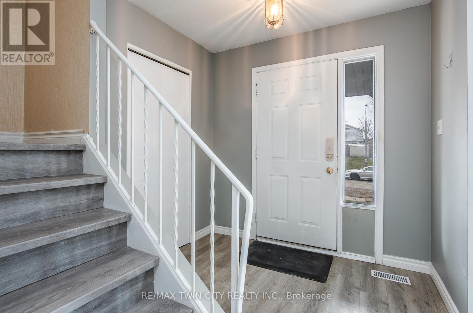 135 Vintage Crescent, Kitchener, Ontario  N2P 1L1 - Photo 4 - X12965512