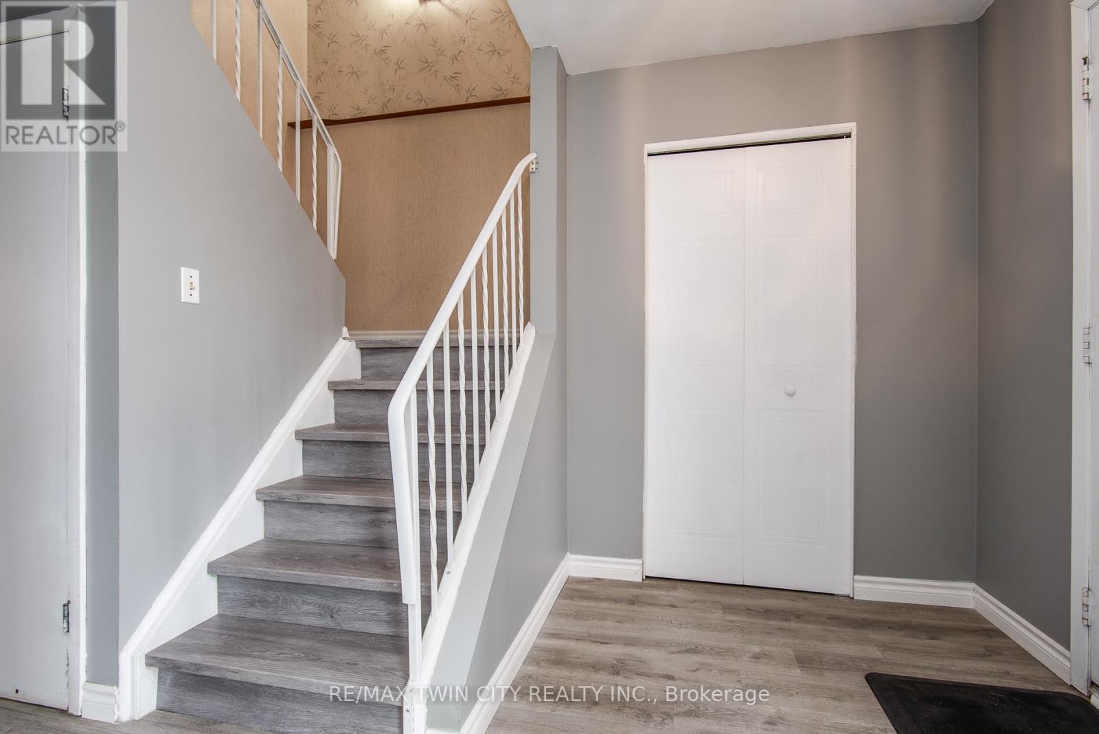 135 Vintage Crescent, Kitchener, Ontario  N2P 1L1 - Photo 5 - X12965512