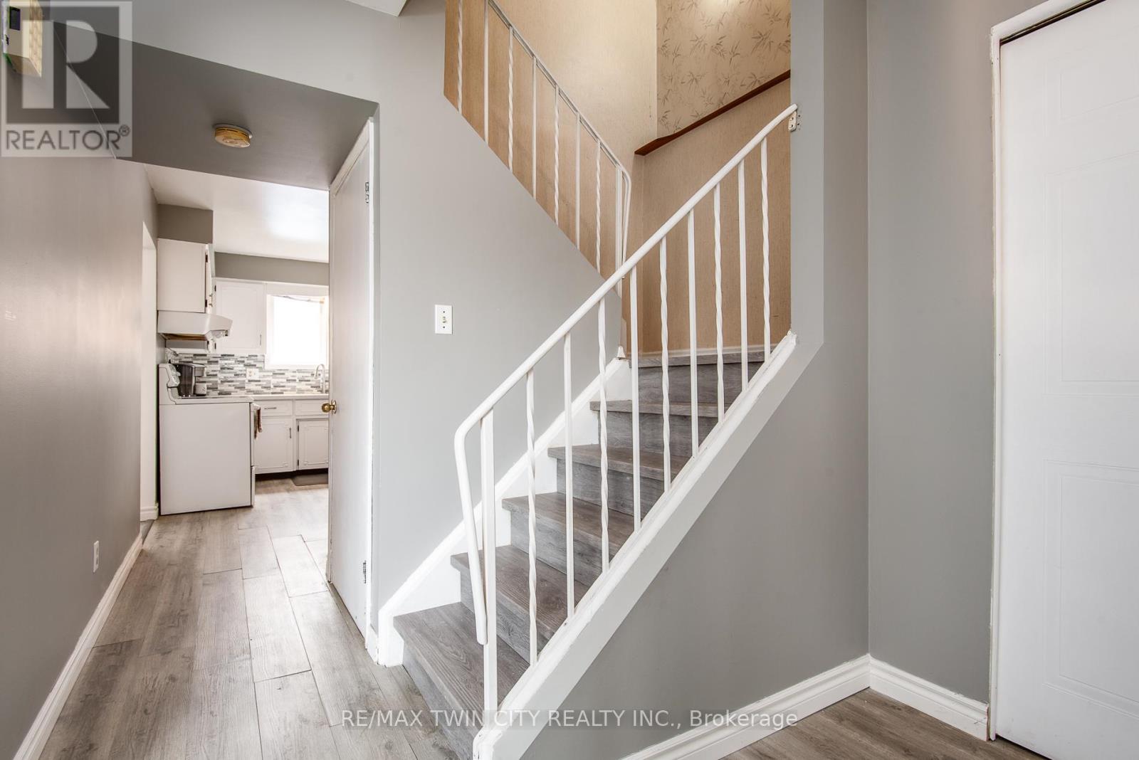 135 Vintage Crescent, Kitchener, Ontario  N2P 1L1 - Photo 6 - X12965512