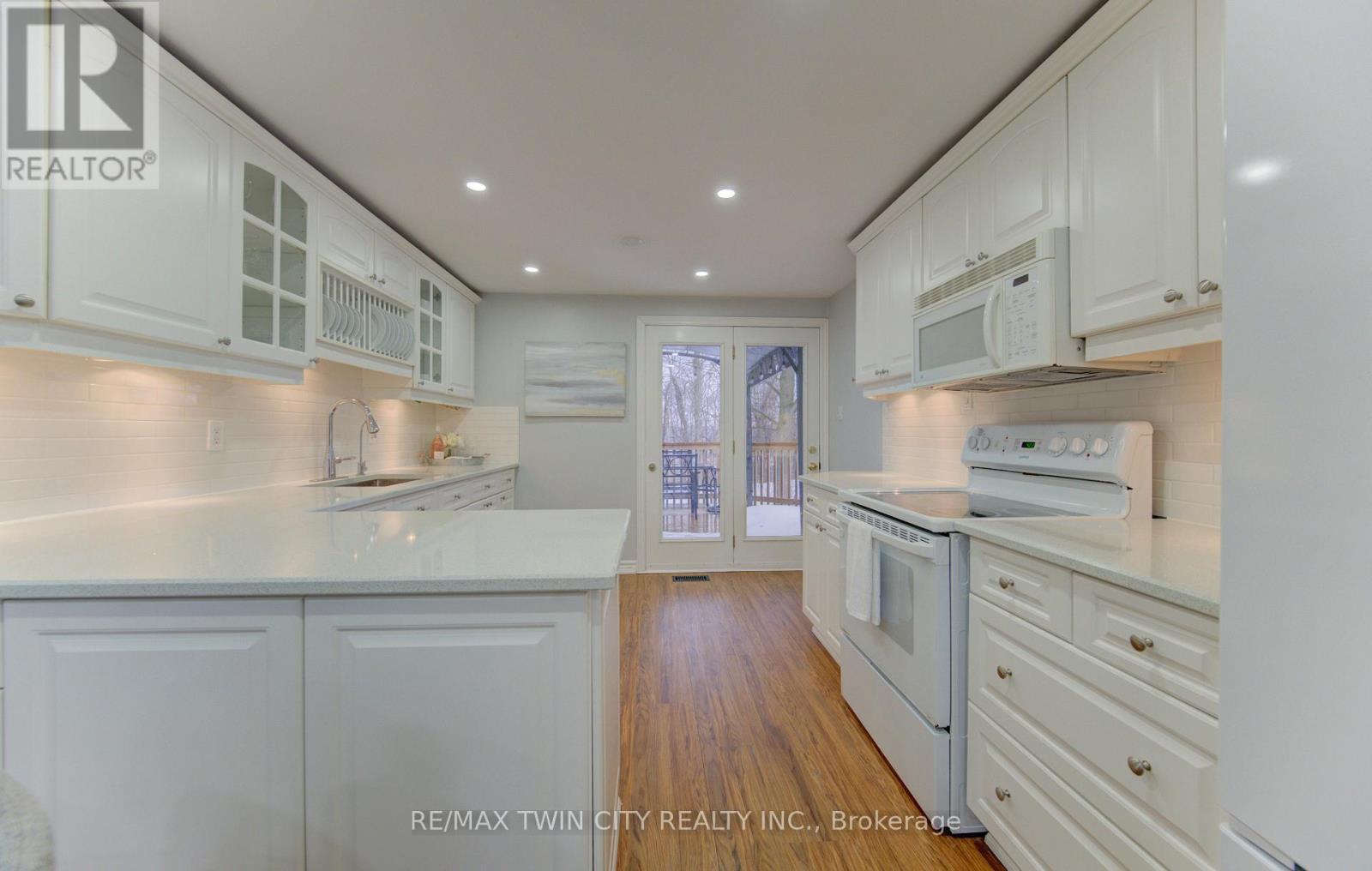 414 Woods Lane, Cambridge, Ontario  N3H 5J4 - Photo 6 - X12965542