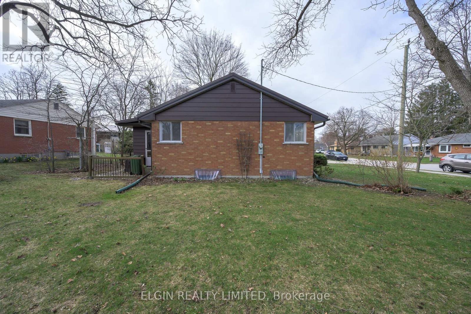 8 Ermatinger Street, St. Thomas, Ontario  N5R 4K4 - Photo 4 - X12965644