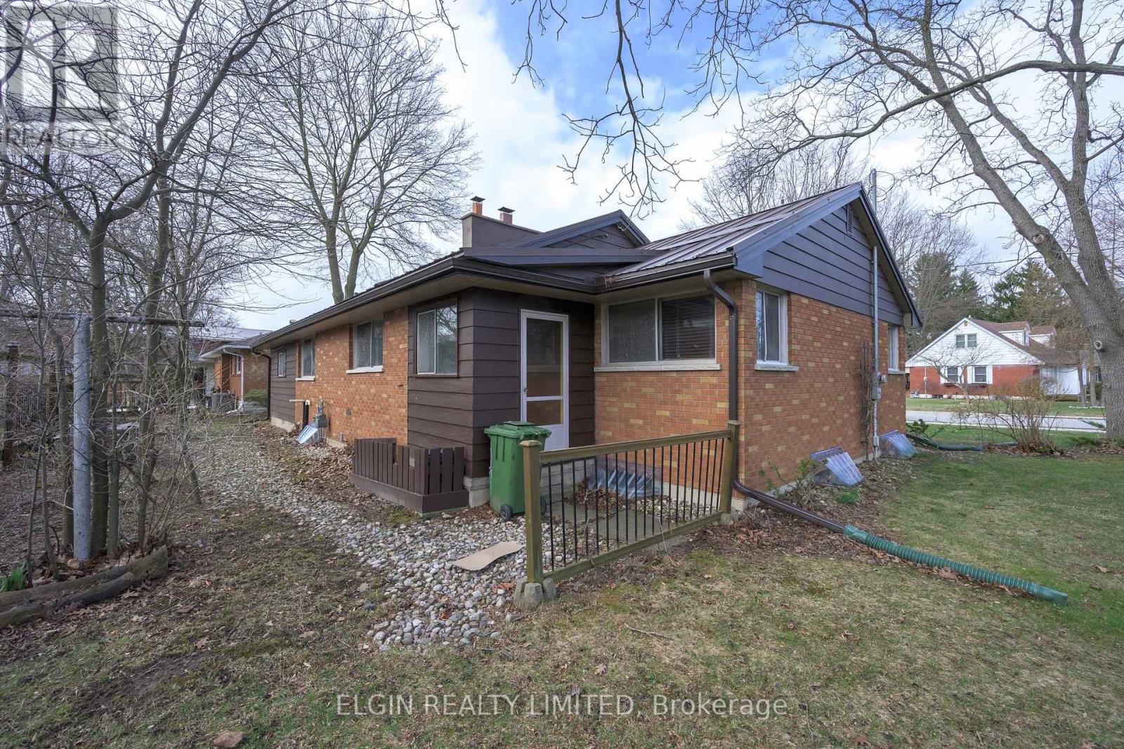 8 Ermatinger Street, St. Thomas, Ontario  N5R 4K4 - Photo 5 - X12965644