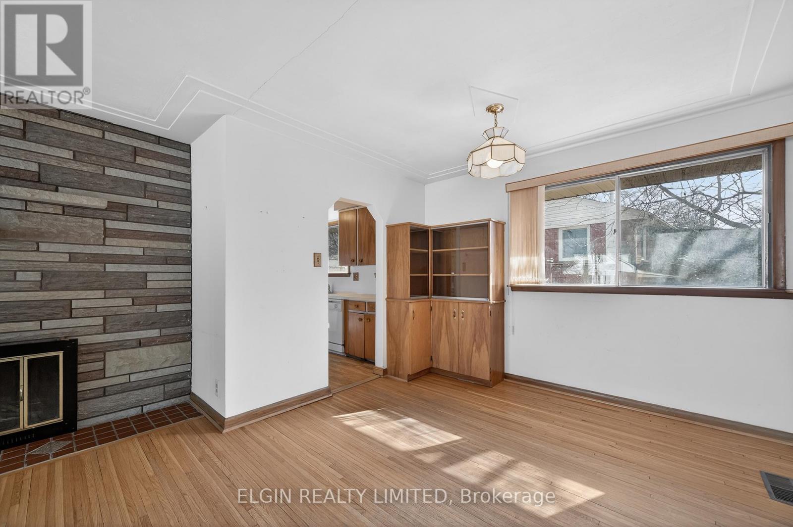 8 Ermatinger Street, St. Thomas, Ontario  N5R 4K4 - Photo 9 - X12965644