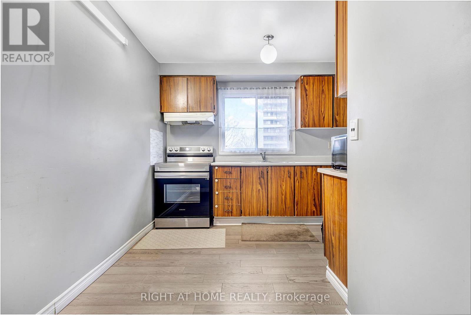 1324 Belgate Way, Ottawa, Ontario  K1J 8P9 - Photo 11 - X12965814