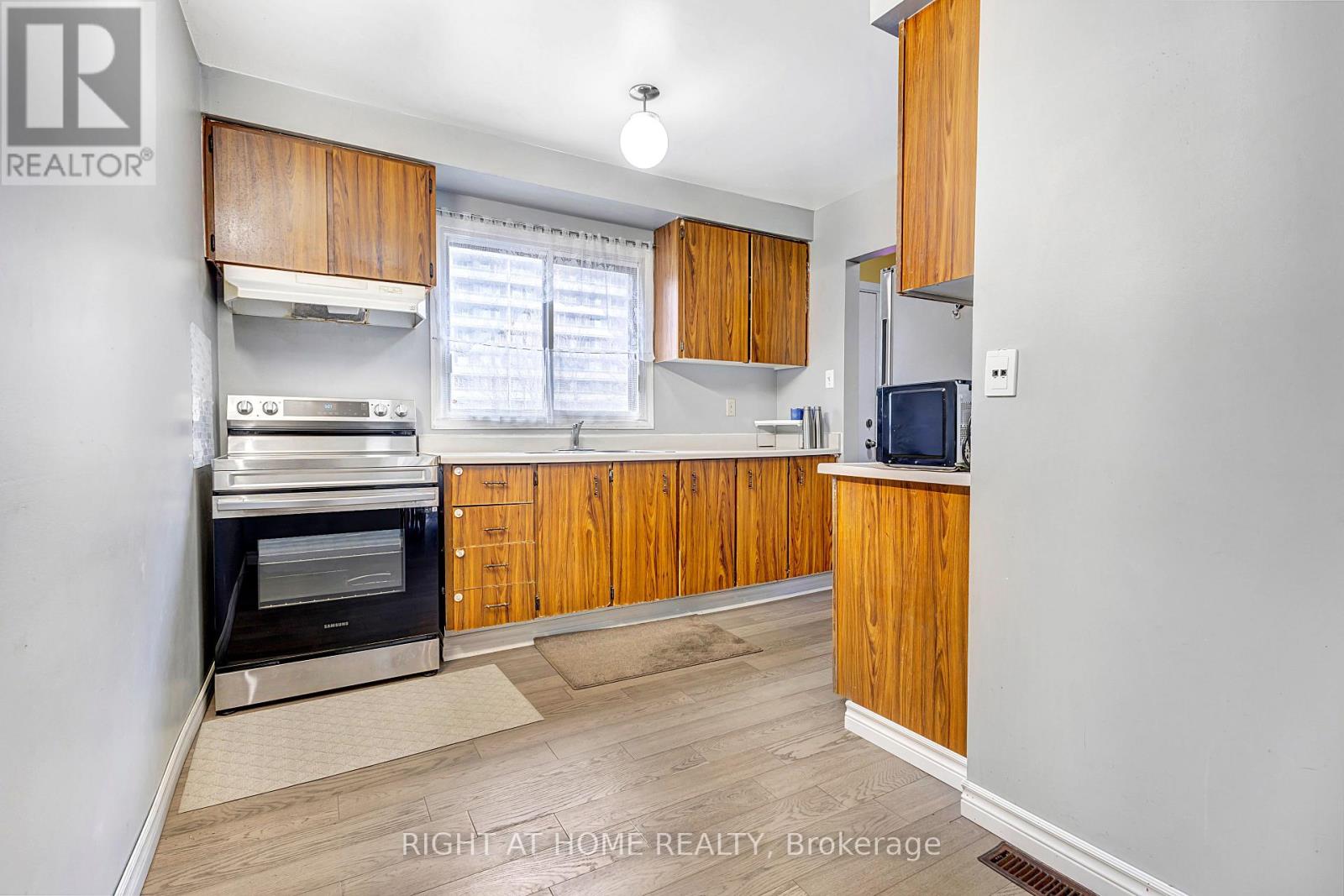 1324 Belgate Way, Ottawa, Ontario  K1J 8P9 - Photo 12 - X12965814