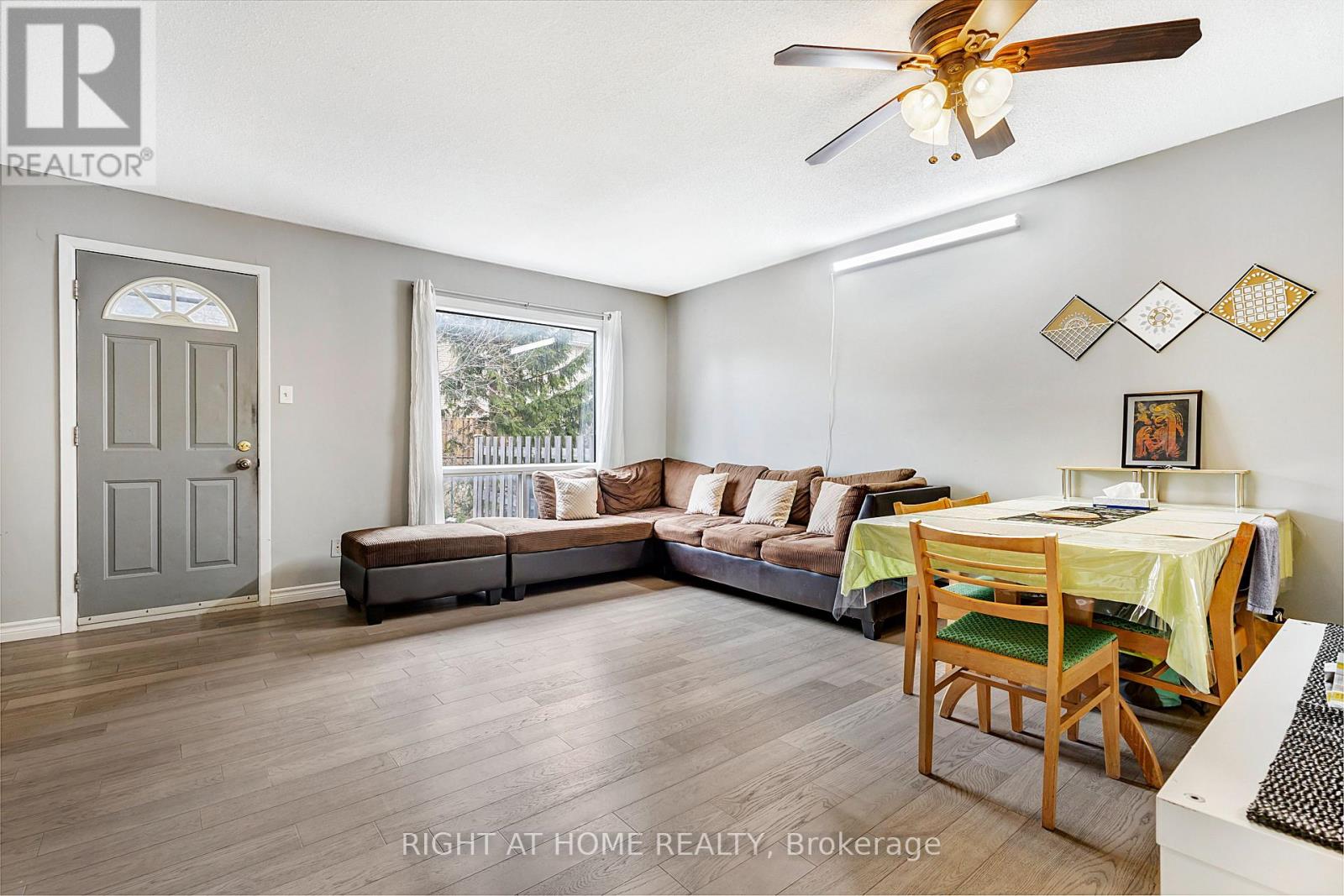 1324 Belgate Way, Ottawa, Ontario  K1J 8P9 - Photo 4 - X12965814