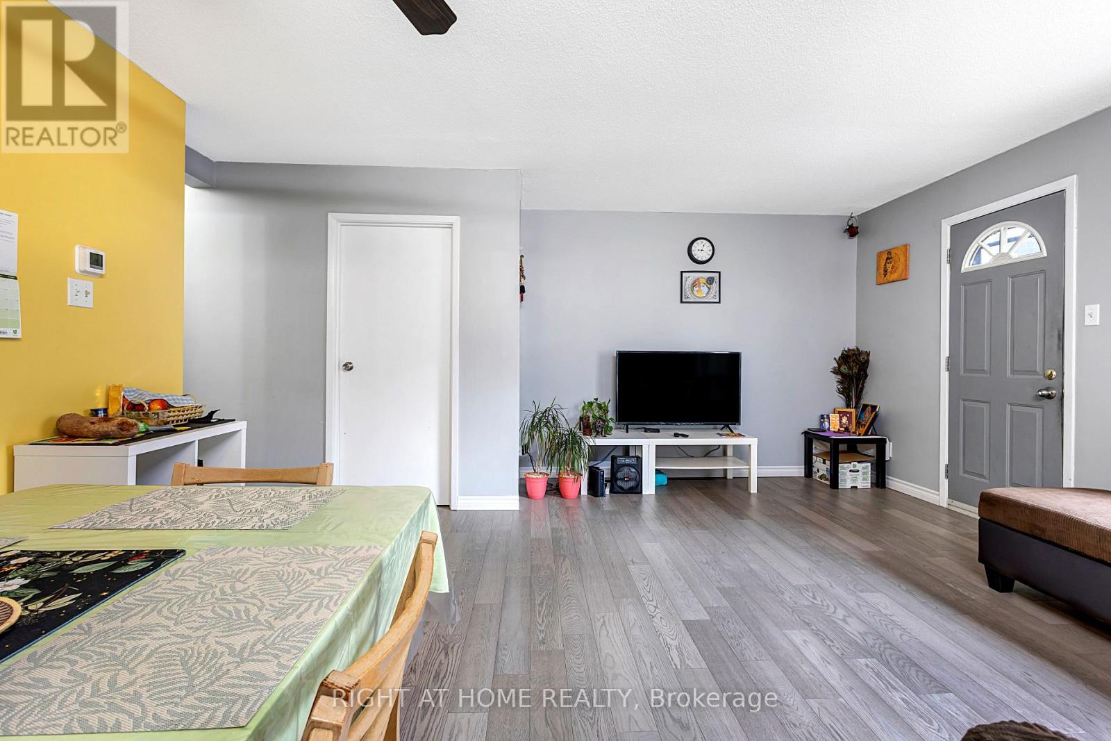 1324 Belgate Way, Ottawa, Ontario  K1J 8P9 - Photo 7 - X12965814