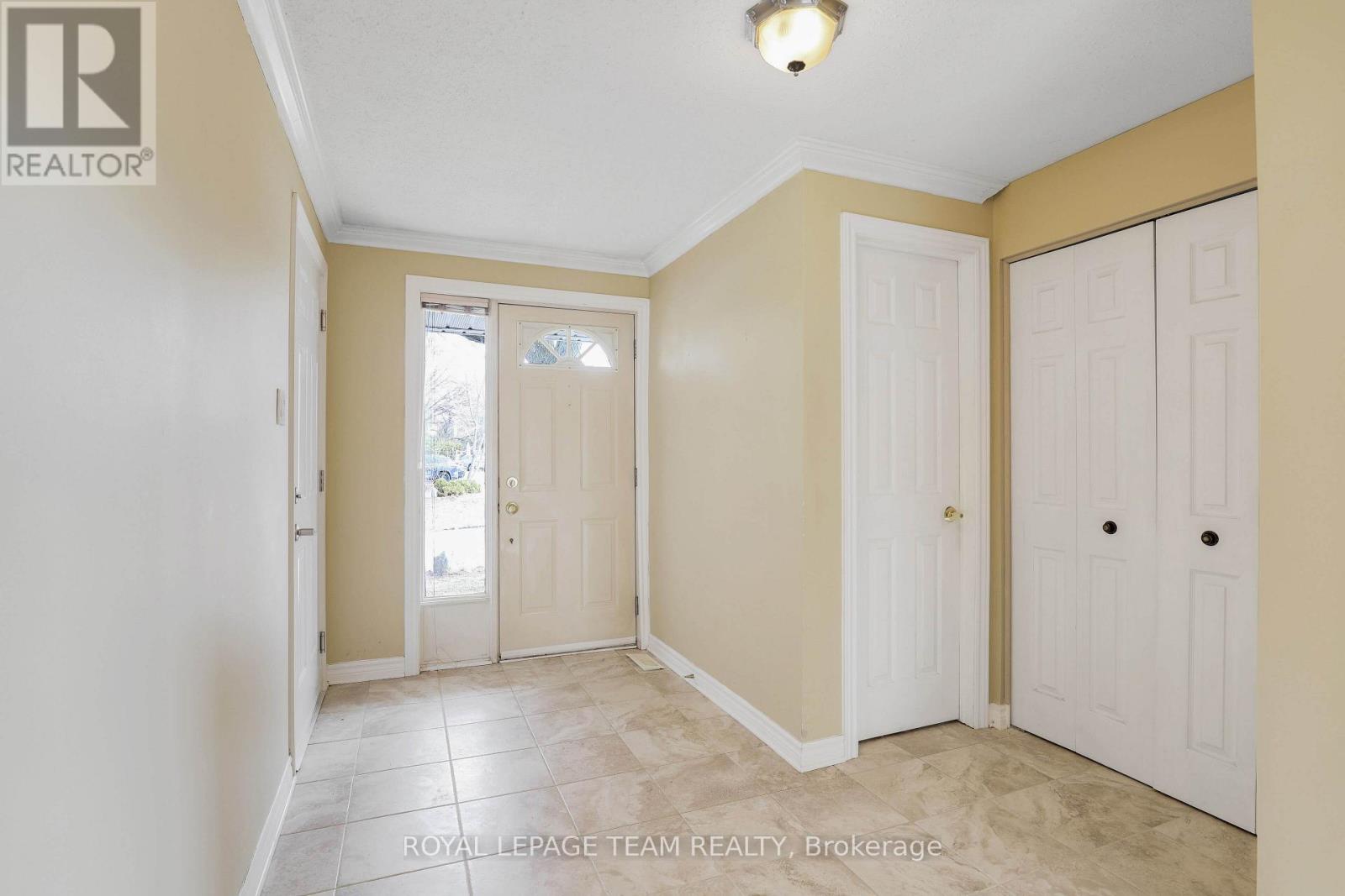 1136 Des Bouleaux Place, Ottawa, Ontario  K1C 5L1 - Photo 2 - X12965906