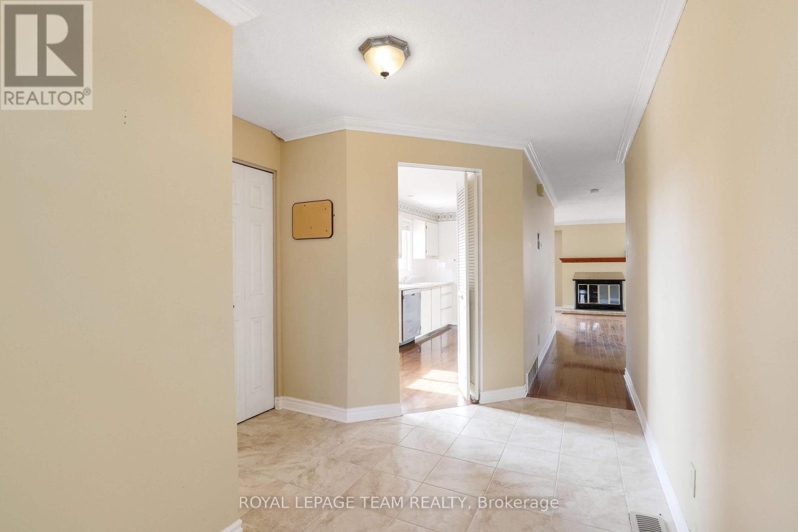 1136 Des Bouleaux Place, Ottawa, Ontario  K1C 5L1 - Photo 3 - X12965906