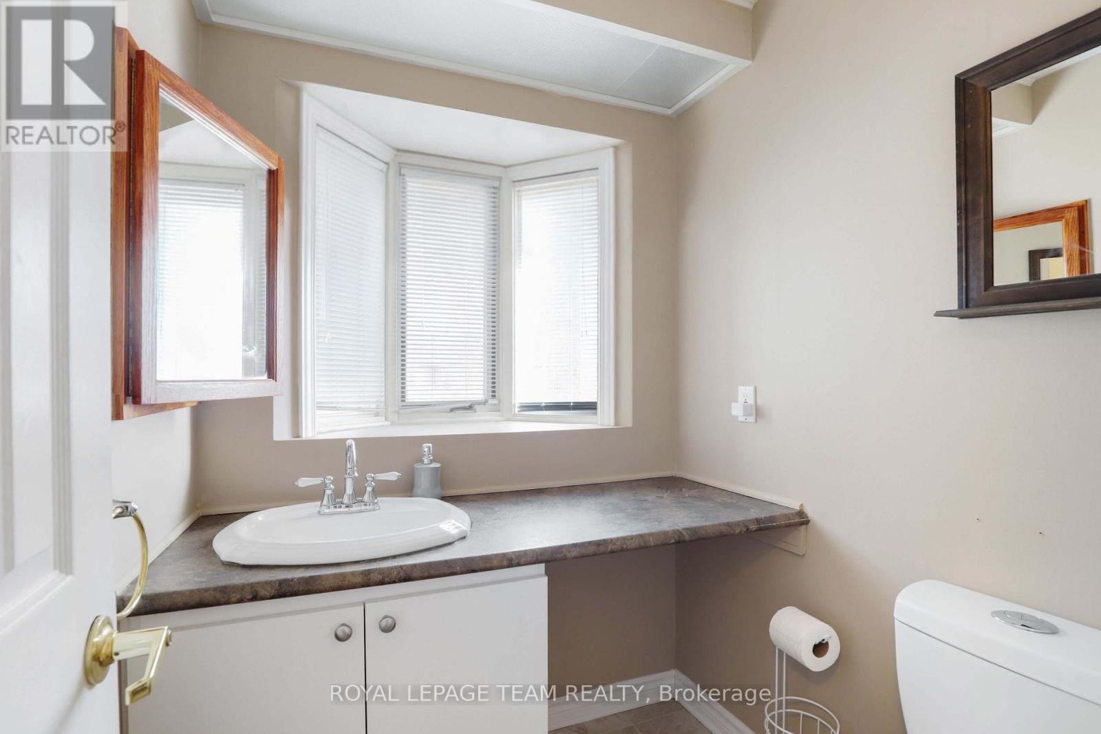1136 Des Bouleaux Place, Ottawa, Ontario  K1C 5L1 - Photo 4 - X12965906