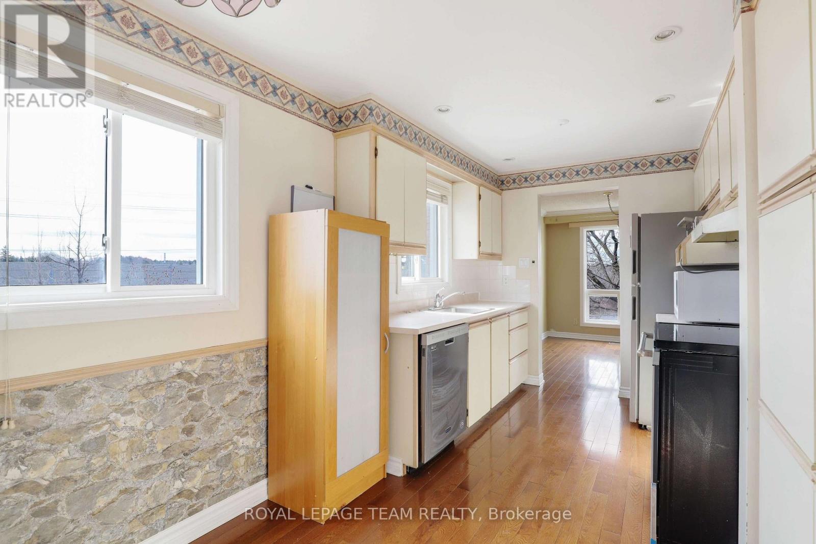 1136 Des Bouleaux Place, Ottawa, Ontario  K1C 5L1 - Photo 5 - X12965906