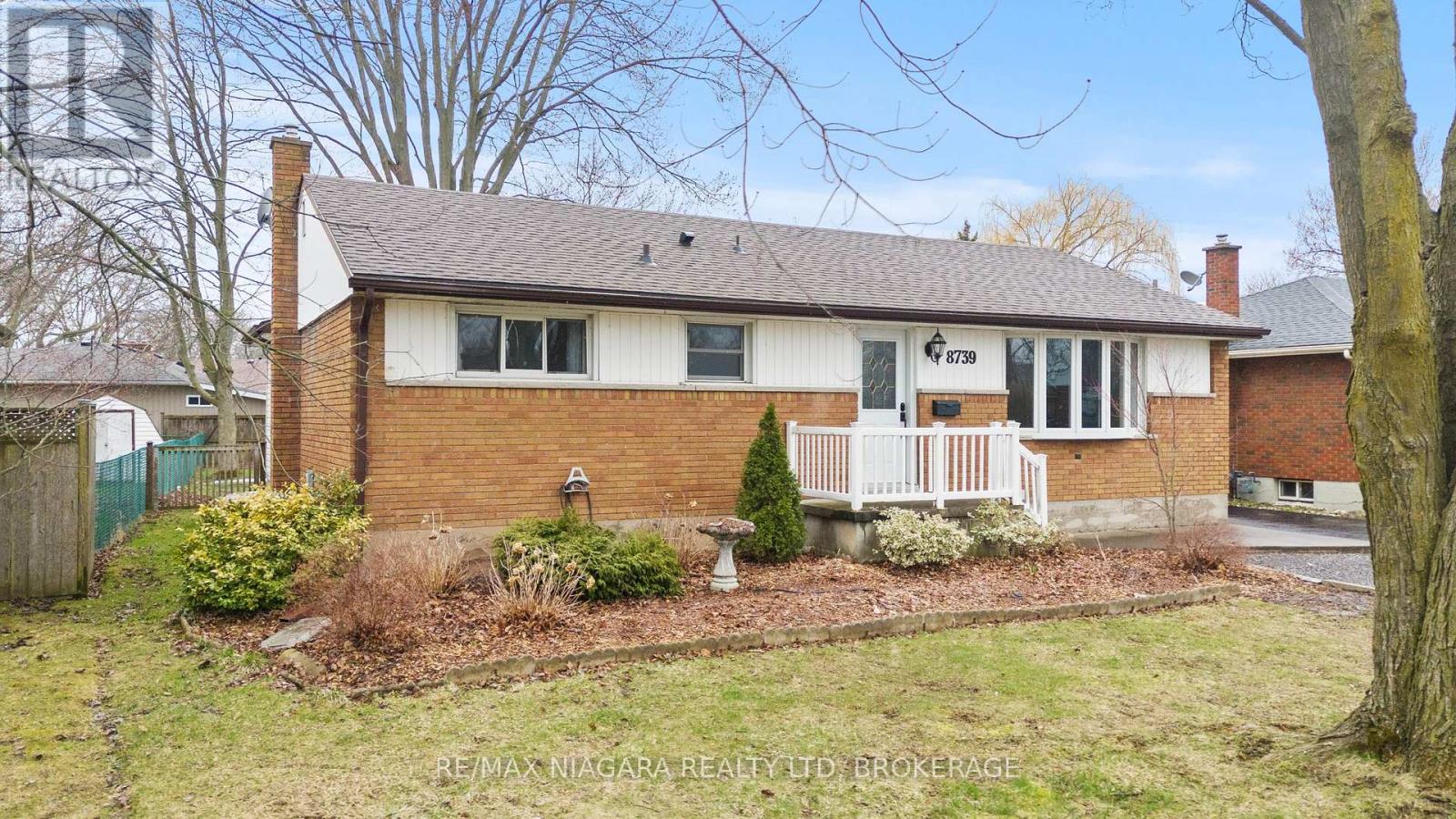 8739 Champlain Drive, Niagara Falls, Ontario  L2G 6Y8 - Photo 2 - X12965868