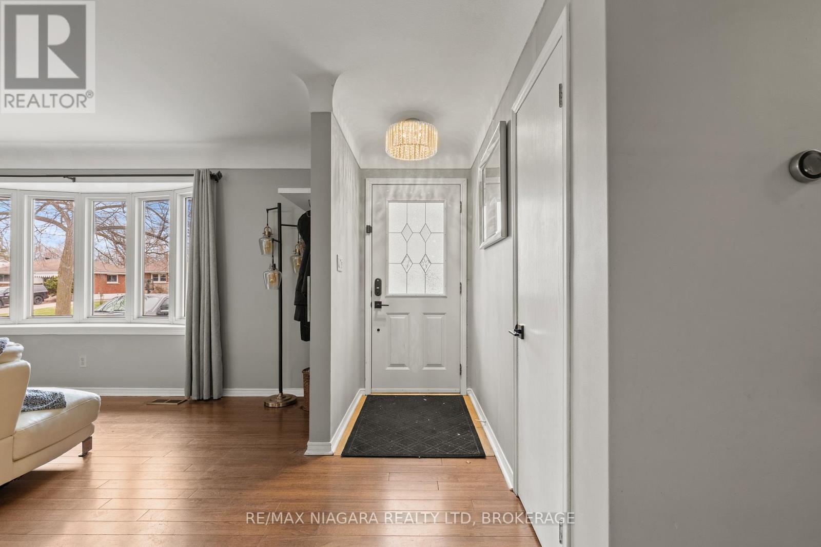 8739 Champlain Drive, Niagara Falls, Ontario  L2G 6Y8 - Photo 4 - X12965868