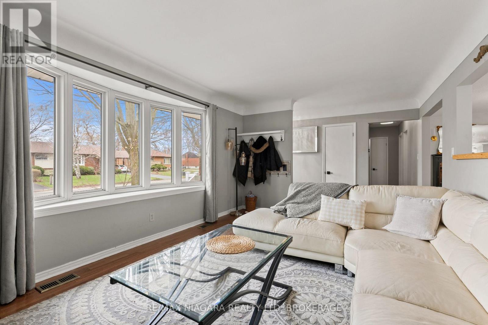 8739 Champlain Drive, Niagara Falls, Ontario  L2G 6Y8 - Photo 5 - X12965868