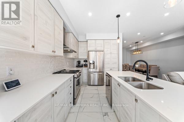 15 Landolfi Way, Bradford West Gwillimbury, Ontario  L3Z 4L6 - Photo 9 - N12963690