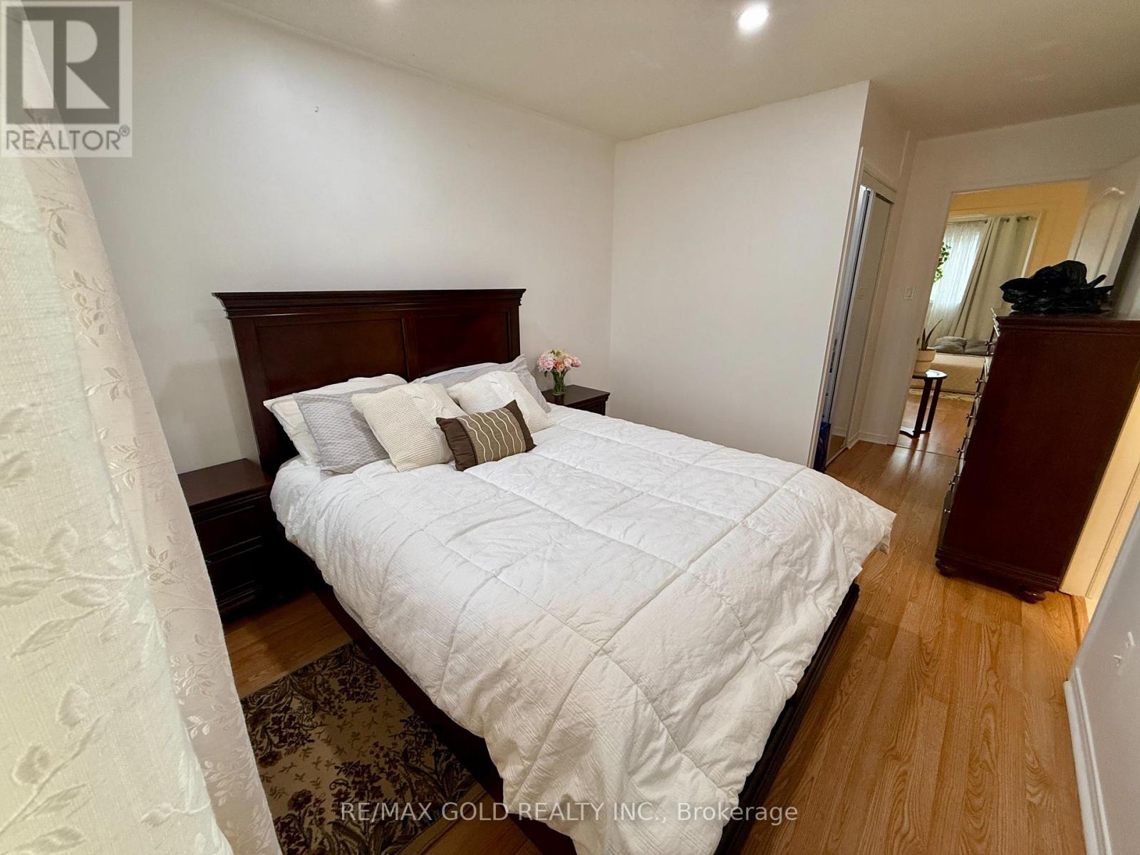 6879 Bansbridge Crescent, Mississauga, Ontario  L5N 6T2 - Photo 14 - W12964256