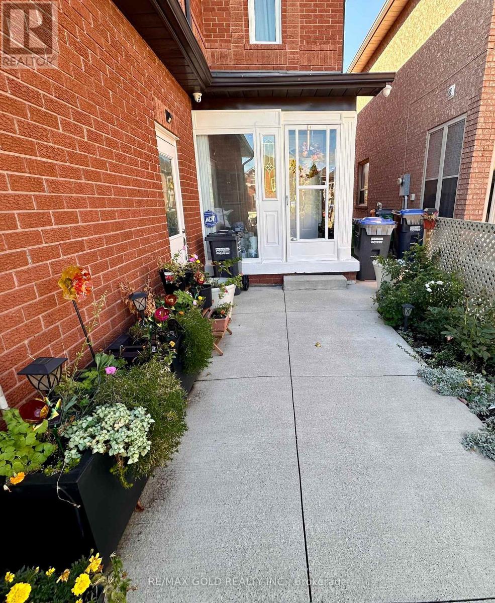 6879 Bansbridge Crescent, Mississauga, Ontario  L5N 6T2 - Photo 3 - W12964256