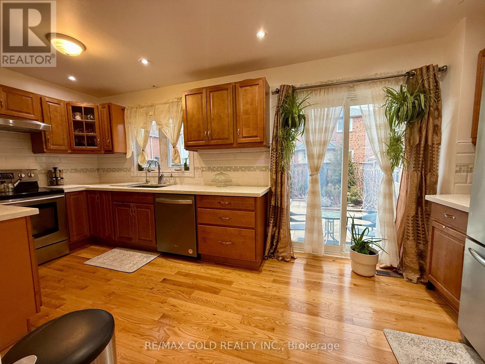 6879 Bansbridge Crescent, Mississauga, Ontario  L5N 6T2 - Photo 9 - W12964256