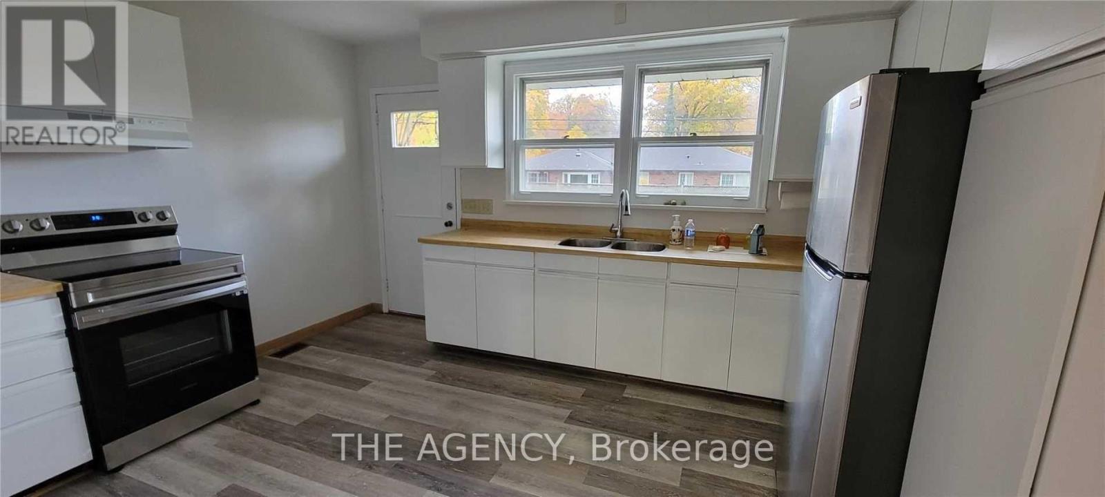 64 Farningham Crescent, Toronto, Ontario  M9B 3B6 - Photo 6 - W12964778