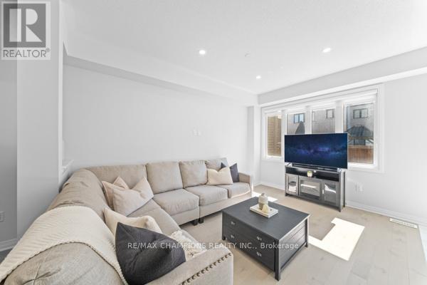 15 Landolfi Way, Bradford West Gwillimbury, Ontario  L3Z 4L6 - Photo 22 - N12963690