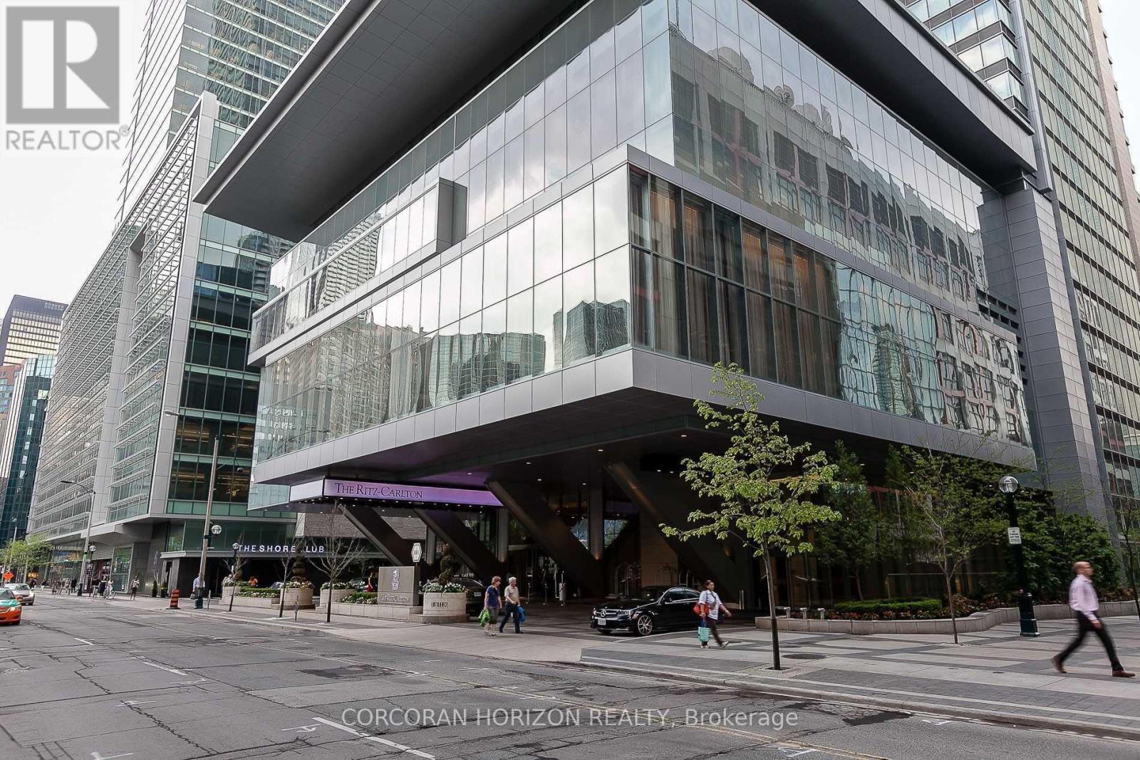 3303 - 183 Wellington Street W, Toronto, Ontario  M5V 0A1 - Photo 2 - C12965744