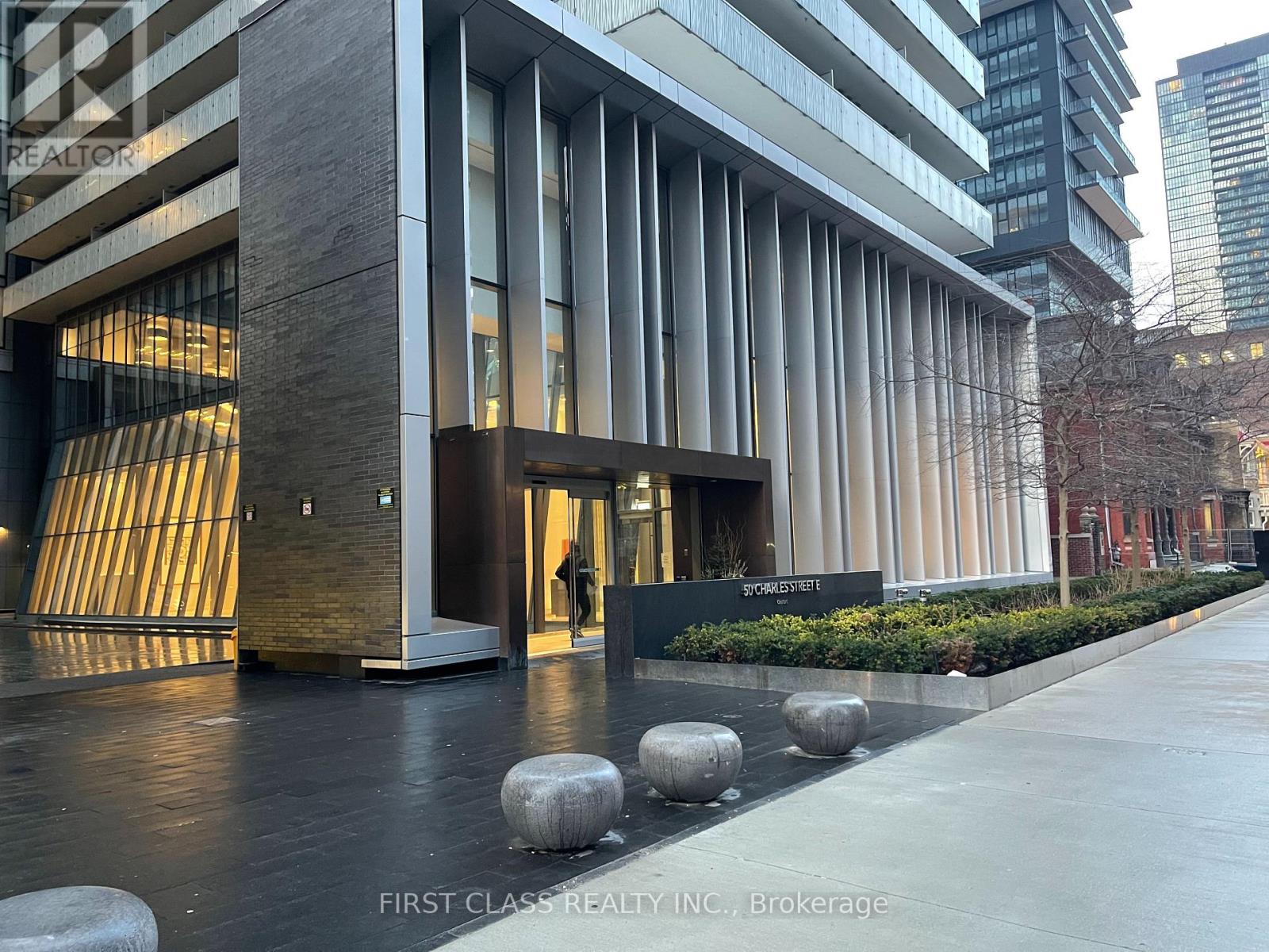 1703 - 8 WELLESLEY STREET W, Toronto, Ontario