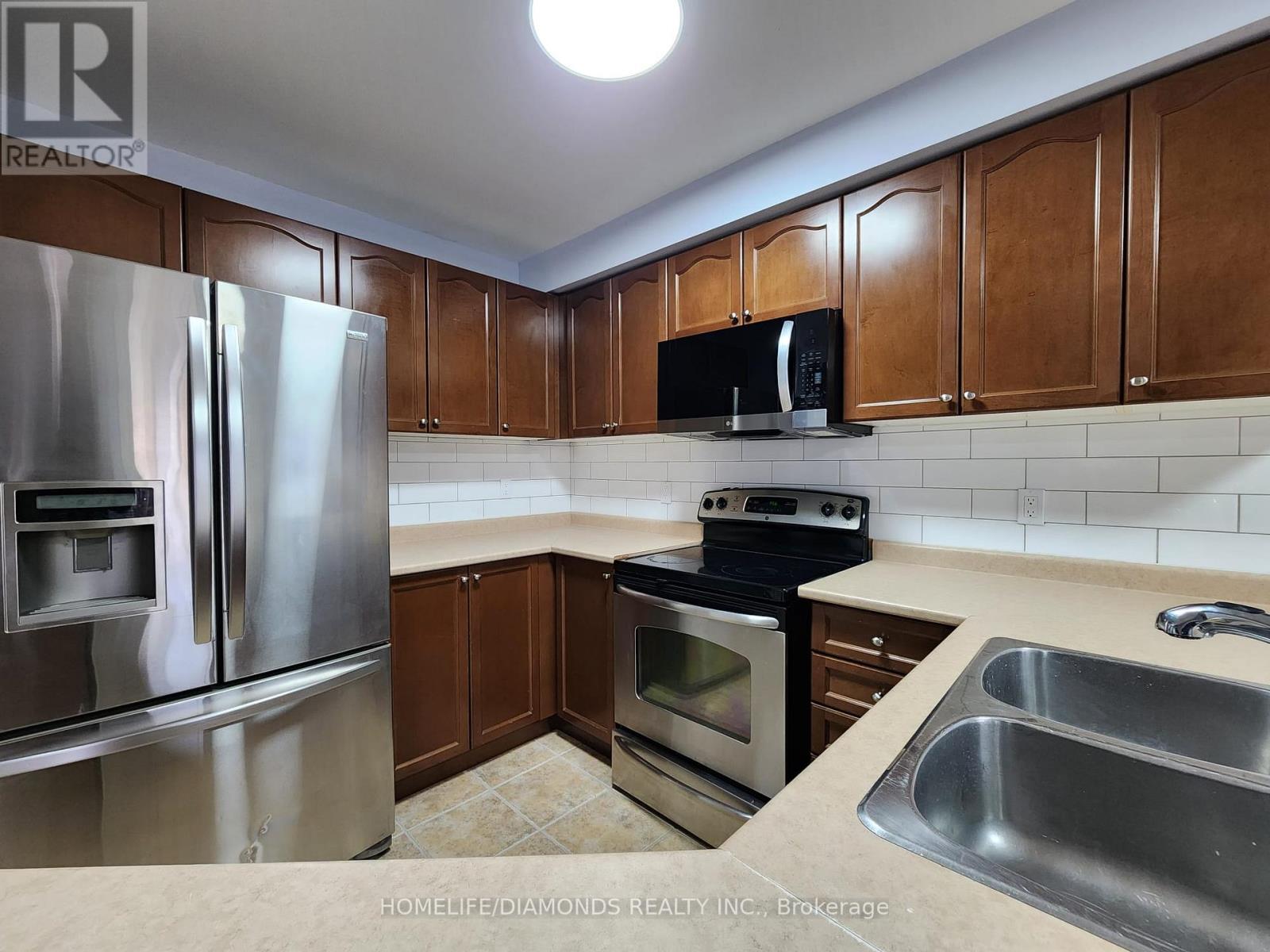 22 Colonel Lyall Street, St. Catharines, Ontario  L2P 0B3 - Photo 7 - X12919362