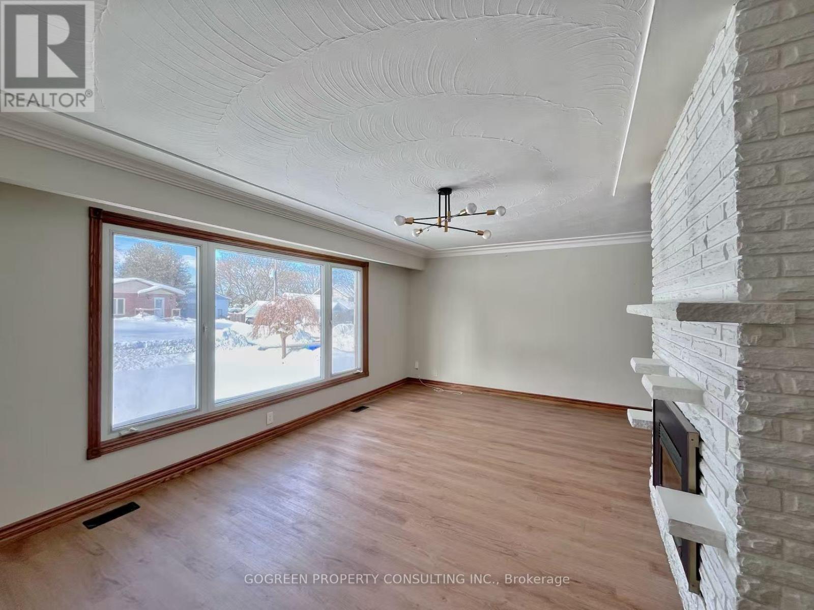 15 Valleyview Avenue, East Gwillimbury, Ontario  L9N 1K2 - Photo 2 - N12965786