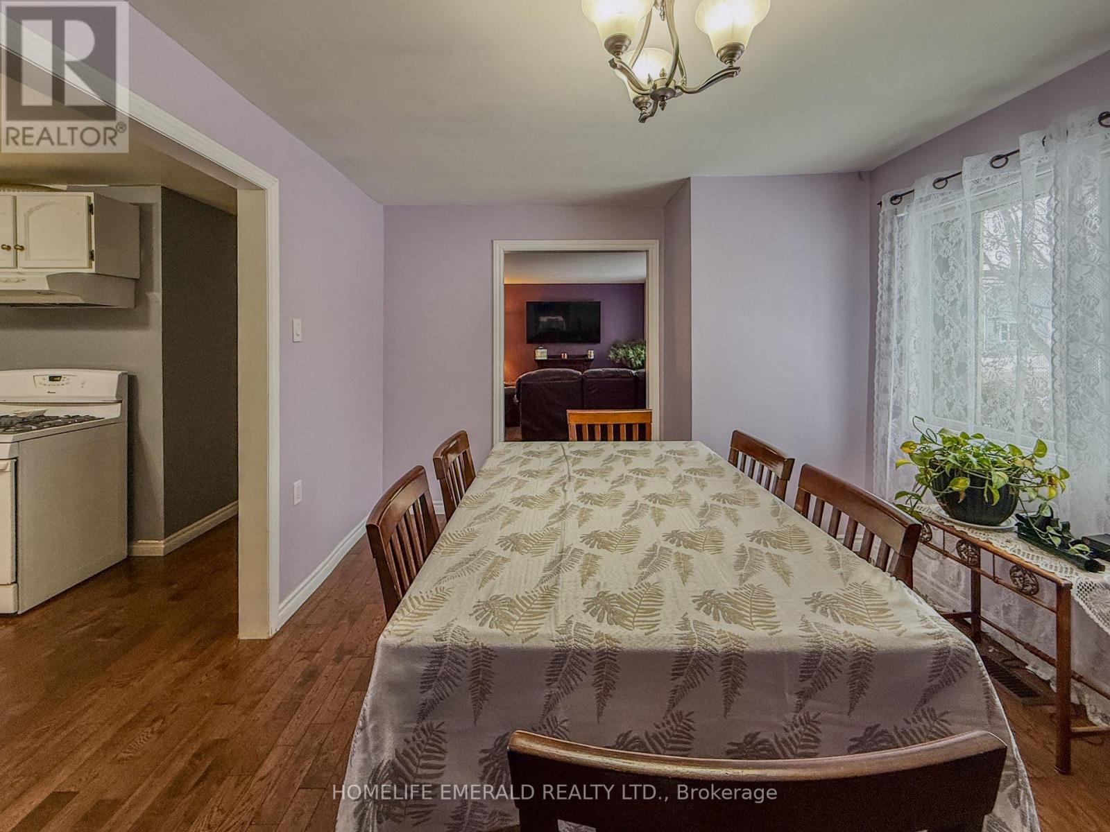 11 Centre Street, Essa, Ontario  L0M 1B0 - Photo 10 - N12965928