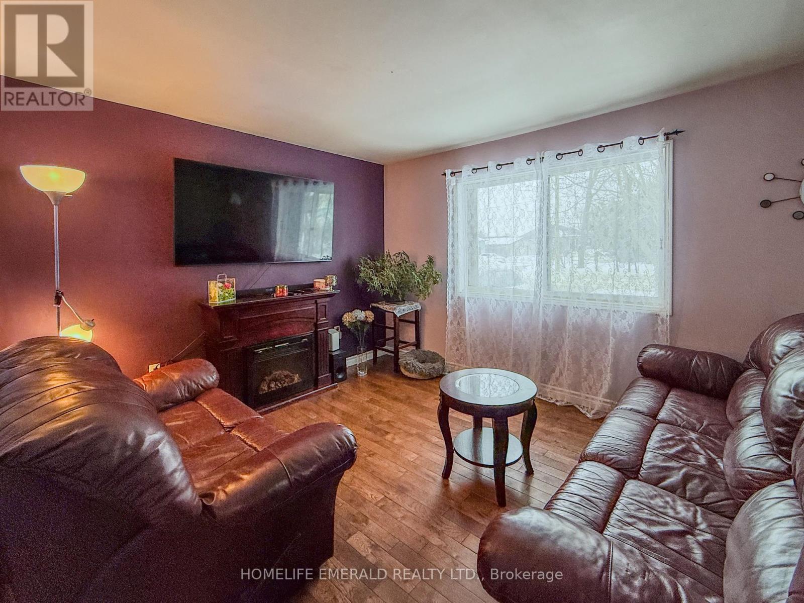 11 Centre Street, Essa, Ontario  L0M 1B0 - Photo 4 - N12965928