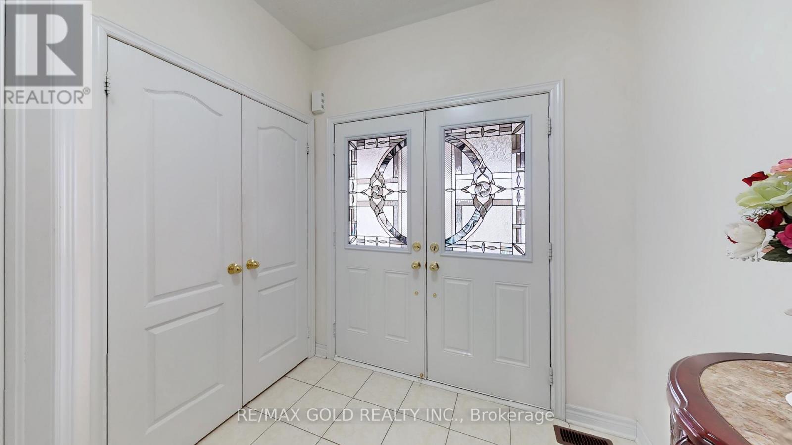 18 Kawana Road, Brampton, Ontario  L6Y 0W2 - Photo 4 - W12965724