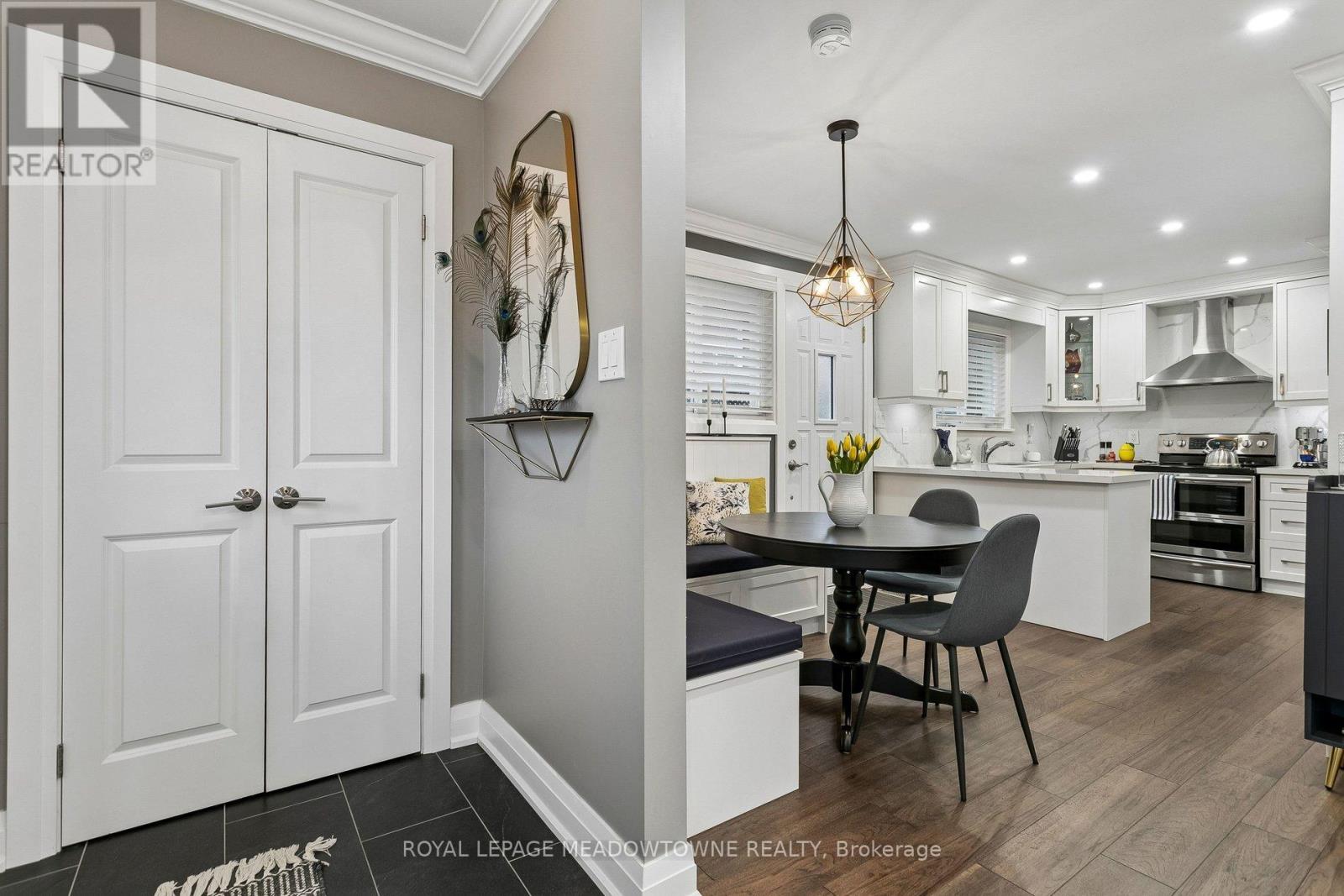 1990 Silverberry Crescent S, Mississauga, Ontario  L5J 1C9 - Photo 5 - W12965762