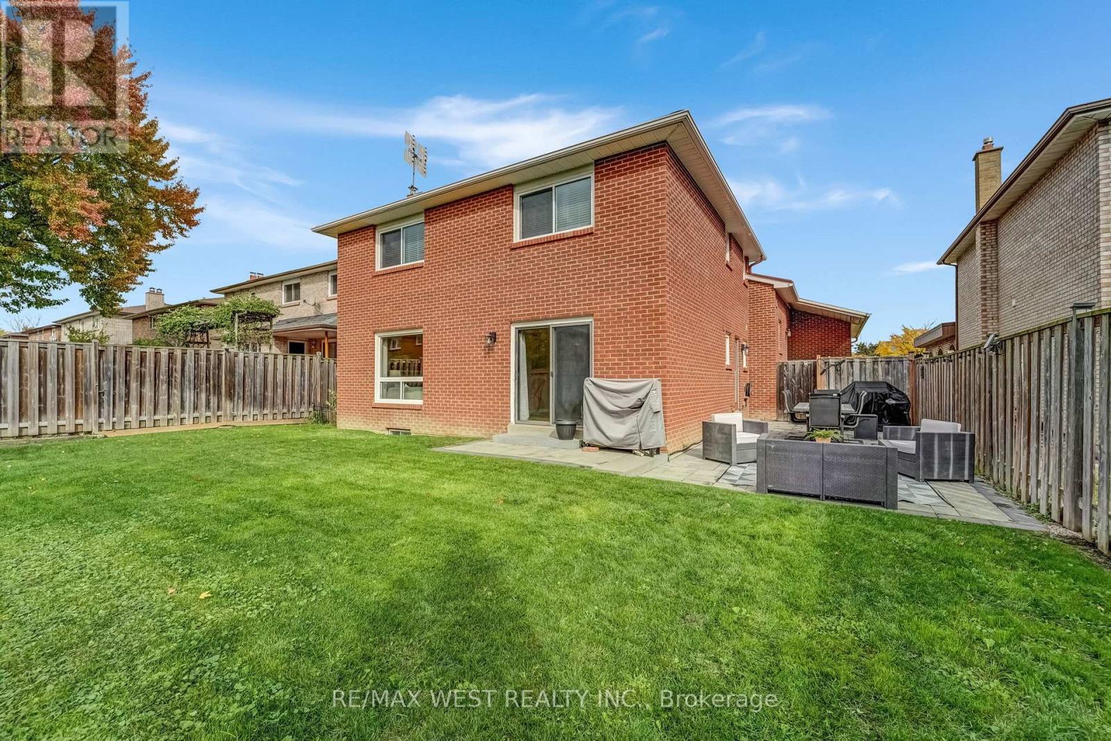 2388 Carlanne Place, Mississauga, Ontario  L5C 3C8 - Photo 13 - W12965924