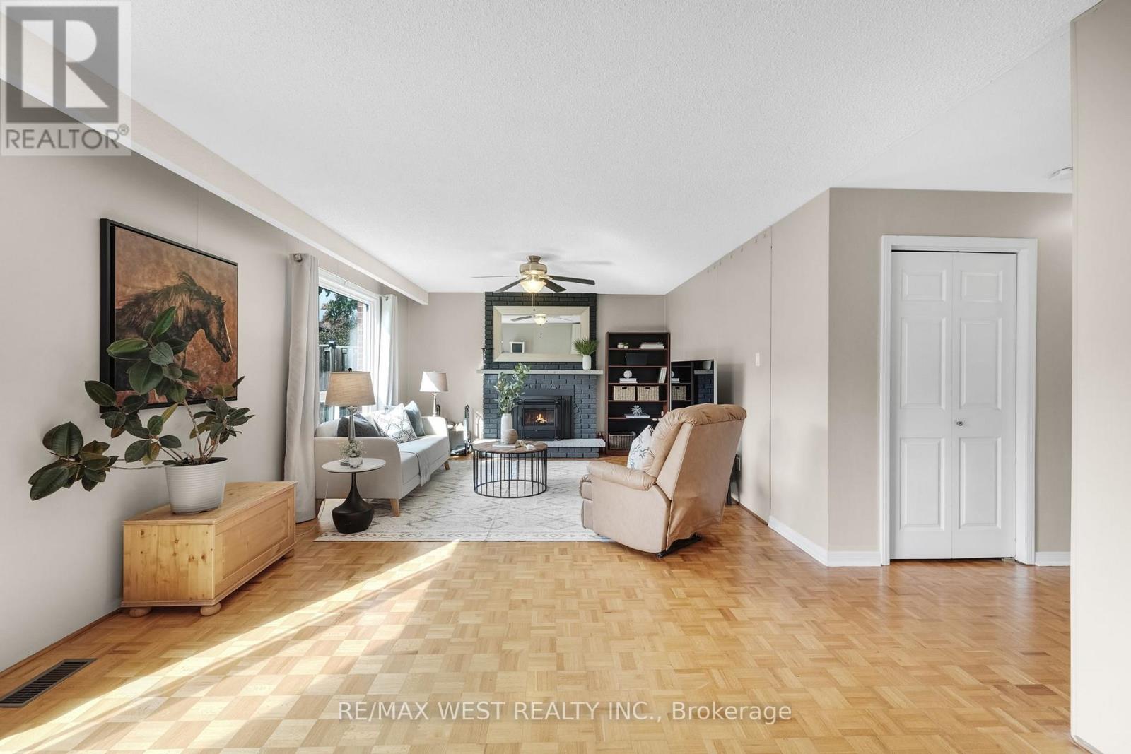 2388 Carlanne Place, Mississauga, Ontario  L5C 3C8 - Photo 5 - W12965924