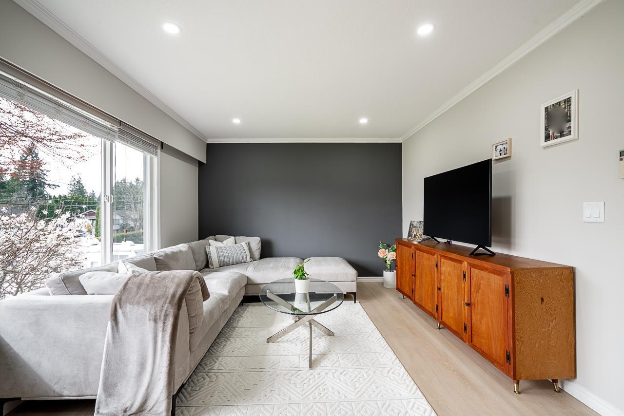 32157 Holiday Avenue, Mission, British Columbia  V2V 2N3 - Photo 3 - R3107089