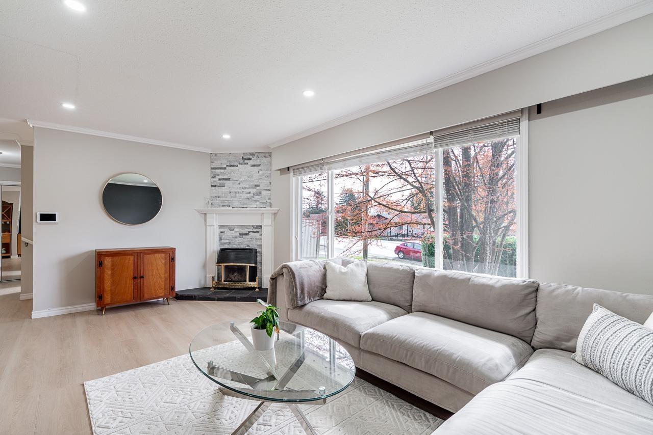 32157 Holiday Avenue, Mission, British Columbia  V2V 2N3 - Photo 2 - R3107089