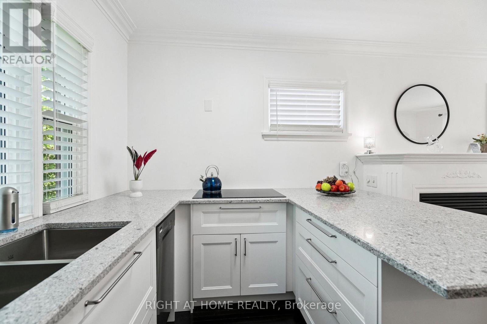 105 Glenridge Avenue, St. Catharines, Ontario  L2R 4X5 - Photo 5 - X12965798