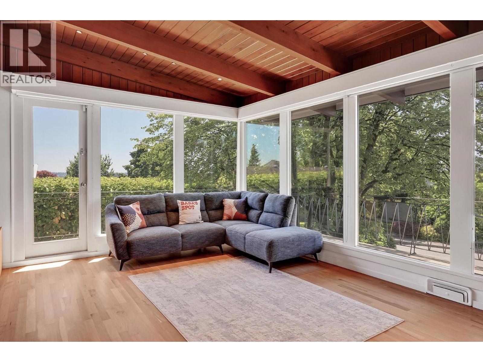 821 Jackson Crescent, New Westminster, British Columbia  V3L 4S1 - Photo 2 - R3107414