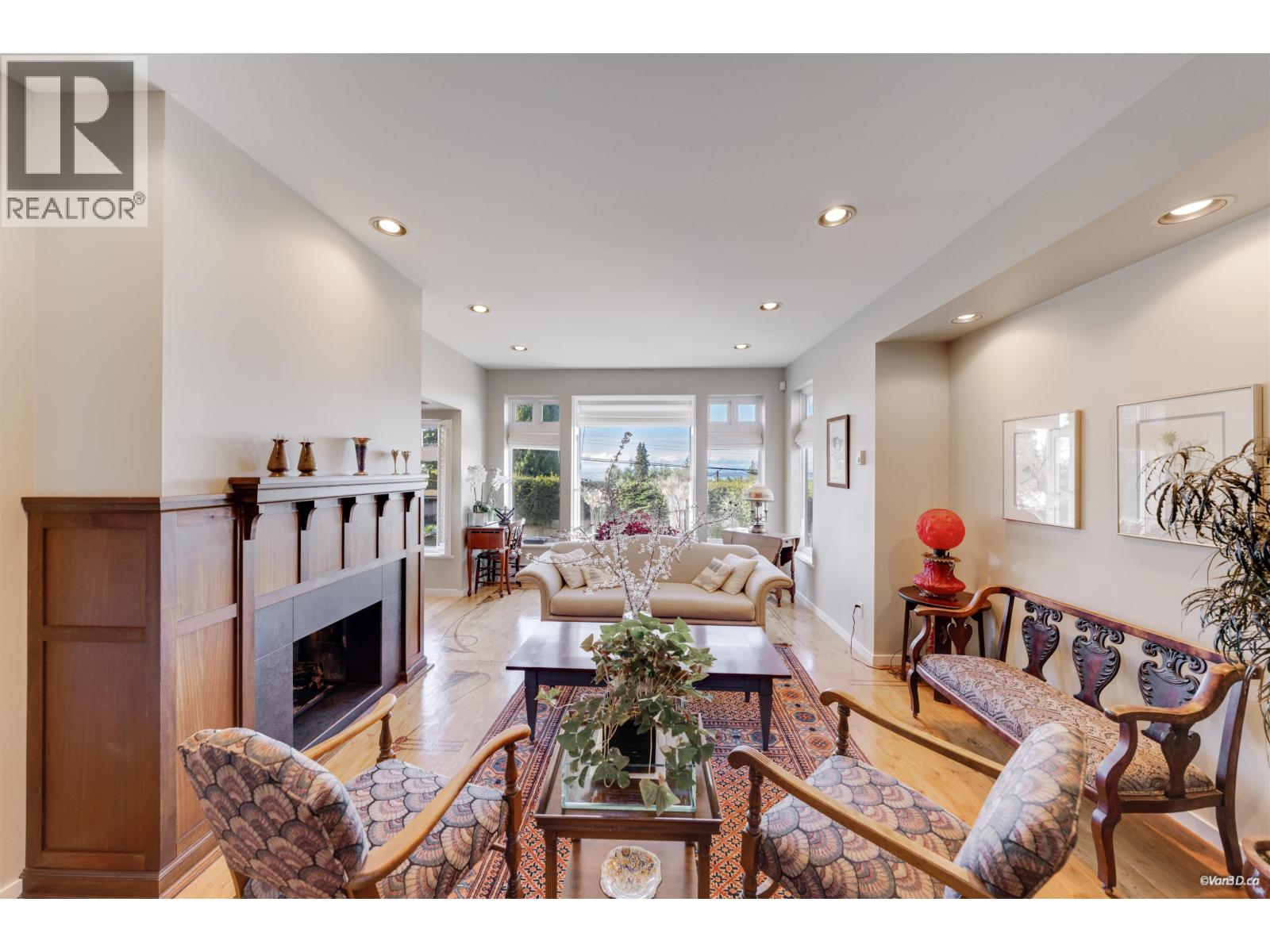 670 Montroyal Boulevard, North Vancouver, British Columbia  V7R 2G3 - Photo 3 - R3107427