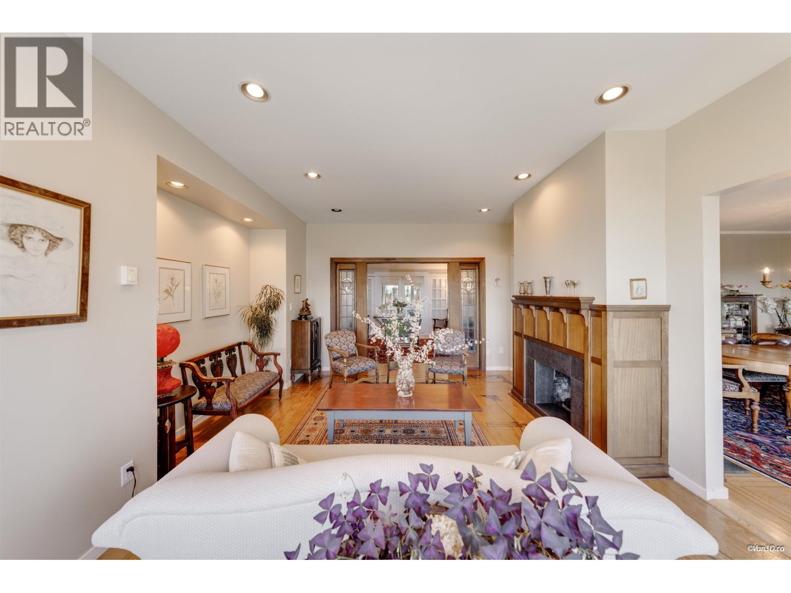 670 Montroyal Boulevard, North Vancouver, British Columbia  V7R 2G3 - Photo 4 - R3107427