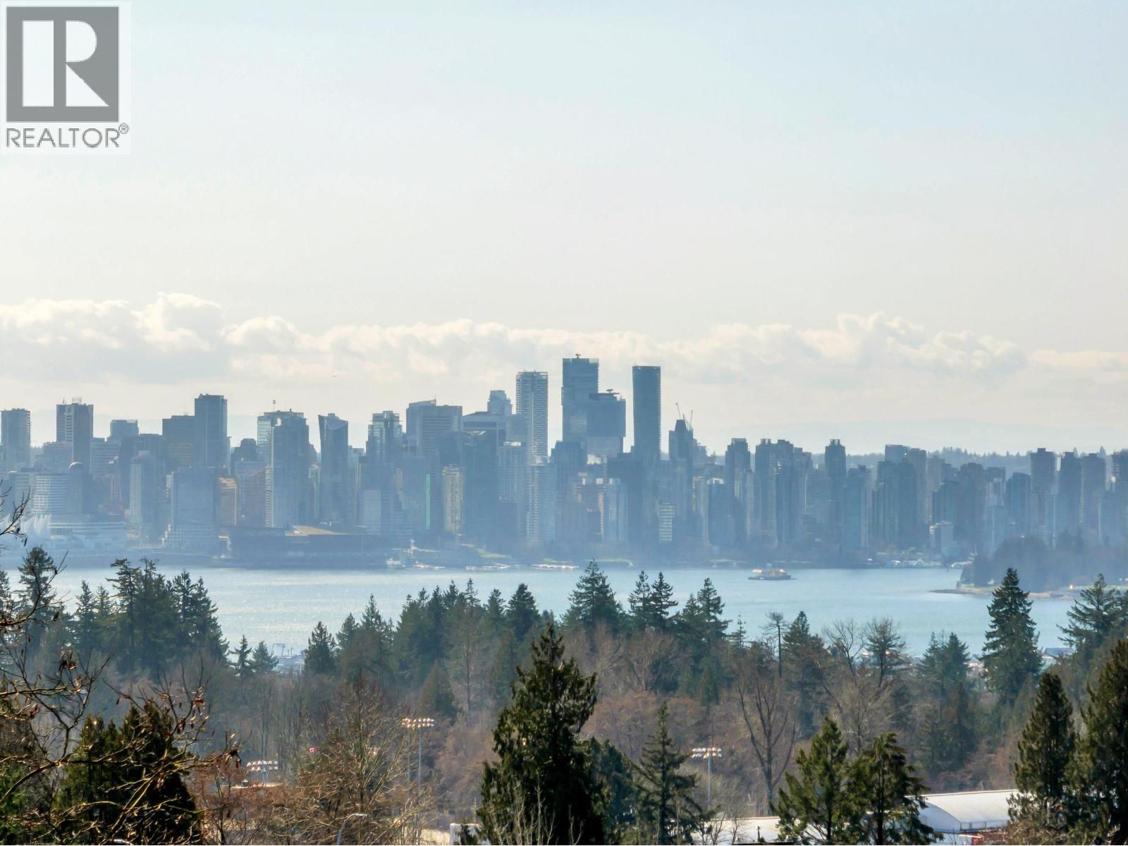 241 W 27th Street, North Vancouver, British Columbia  V7N 2H2 - Photo 2 - R3107341